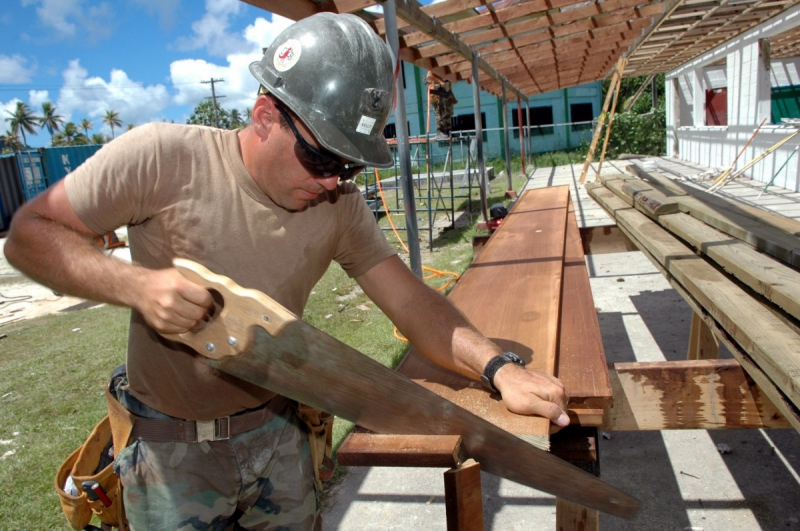 ebeniste-AUPS-min_worker_construction_building_carpenter_male_job_build_helmet-893290